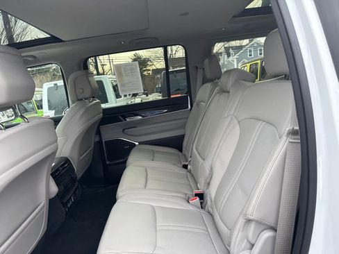 Used 2024 Jeep Wagoneer 4WD w/ Premium Group I image 32