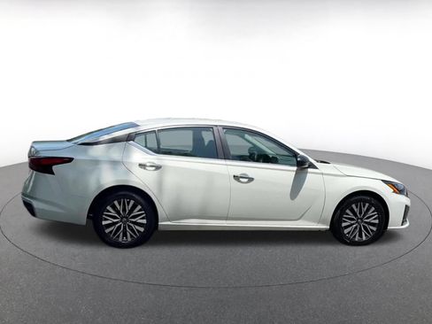 Used 2025 Nissan Altima 2.5 SV FWD image 11