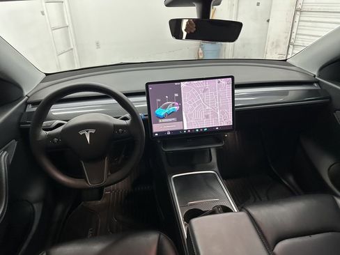 Used 2021 Tesla Model Y Long Range image 18
