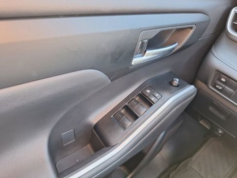 Certified 2025 Toyota Highlander XLE image 19