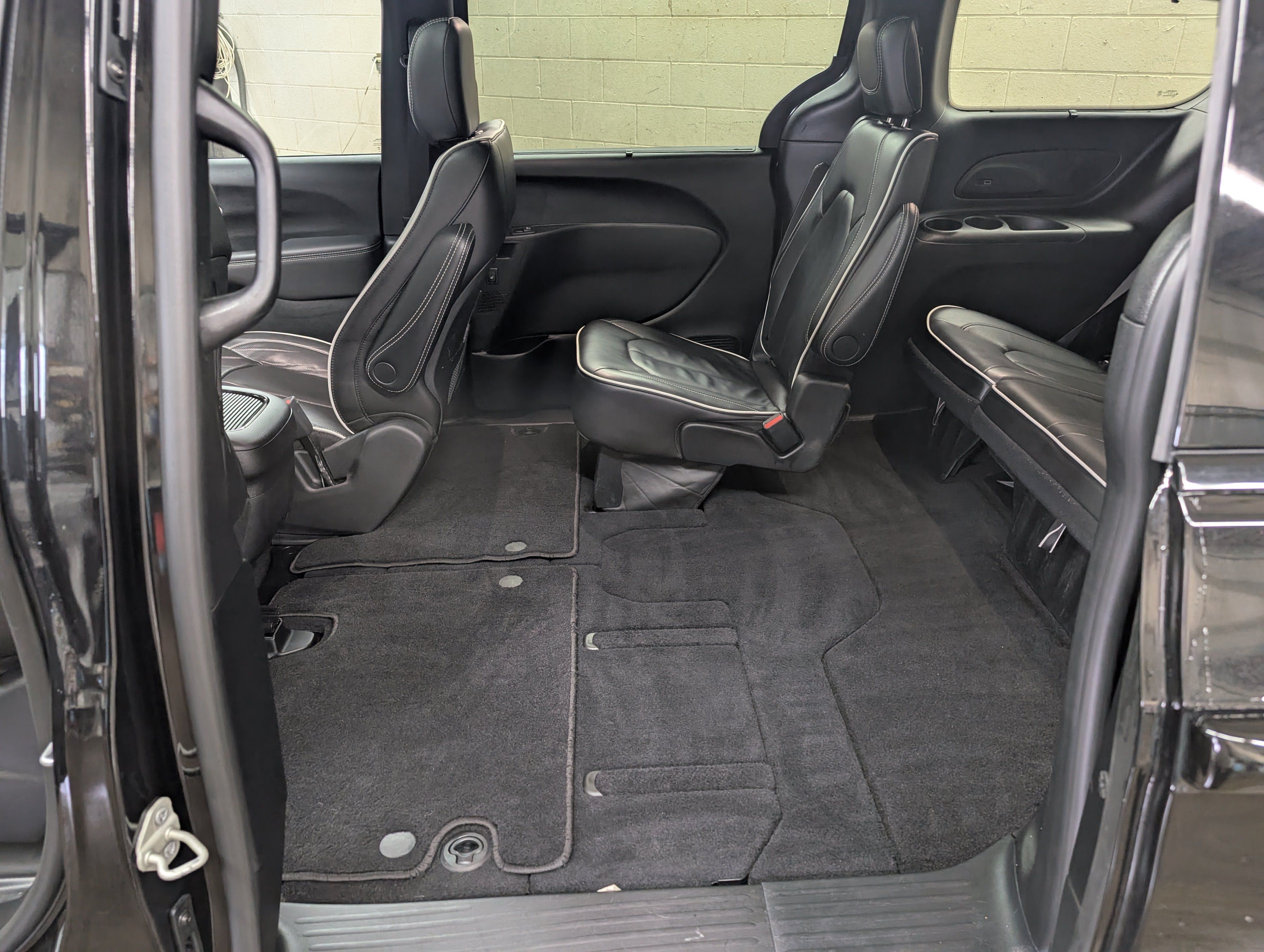 Used 2025 Chrysler Pacifica Limited FWD image 8