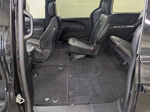 Used 2025 Chrysler Pacifica Limited image 8