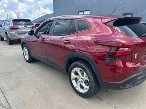 Used 2024 Chevrolet Trax LS w/ LS Convenience Package FWD image 4