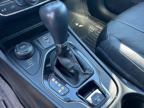 Used 2019 Jeep Cherokee Limited image 17