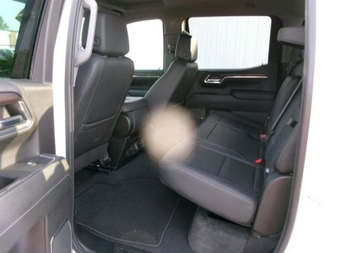 Used 2024 GMC Sierra 1500 SLT image 9