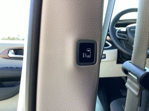 Used 2023 Chrysler Voyager LX FWD image 34