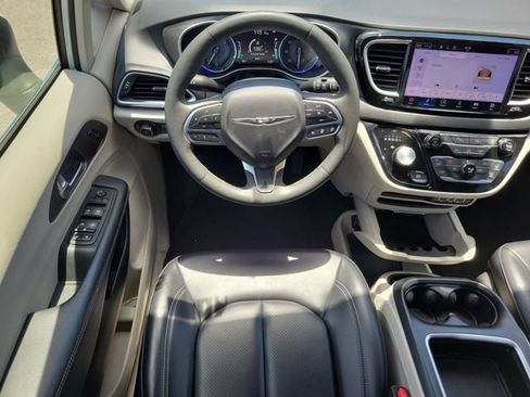 Used 2023 Chrysler Pacifica Touring-L FWD image 10
