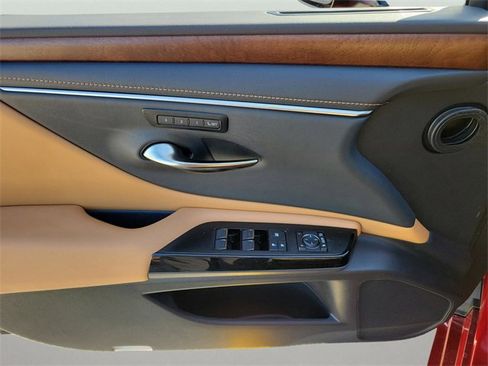 Used 2024 Lexus ES 350 w/ Premium Package image 8