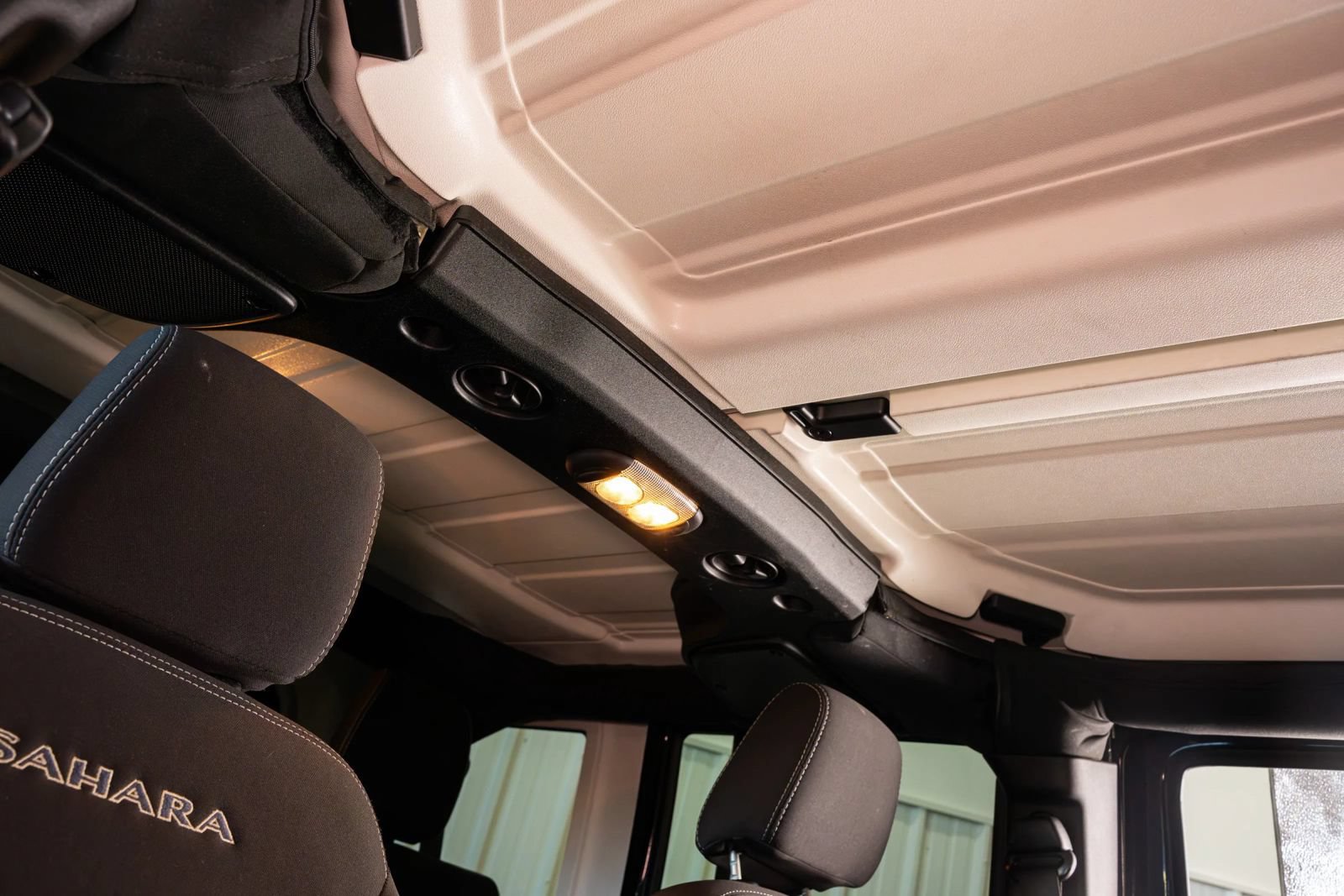 Used 2018 Jeep Wrangler Unlimited Sahara w/ Connectivity Group AWD/4WD image 19