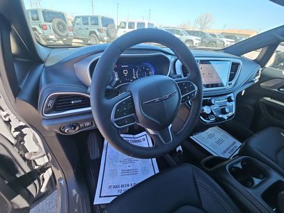 New 2025 Chrysler Pacifica Select