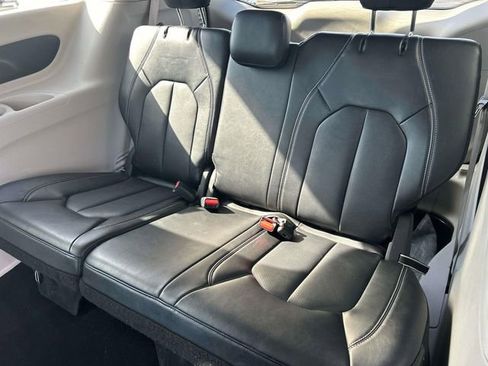 Used 2024 Chrysler Pacifica Touring-L image 21