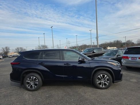 Used 2023 Toyota Highlander XLE image 4