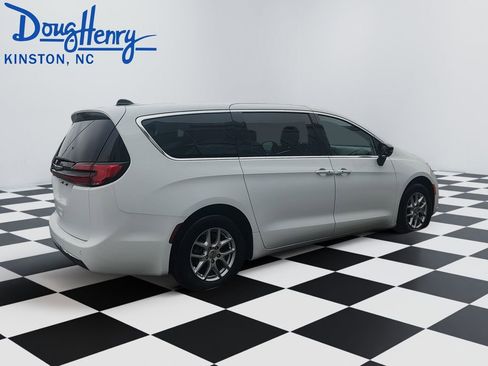 Used 2024 Chrysler Pacifica Touring-L FWD image 5