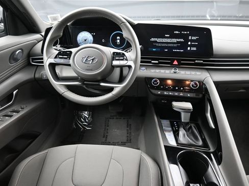 Used 2023 Hyundai Elantra SEL w/ Convenience Package image 19