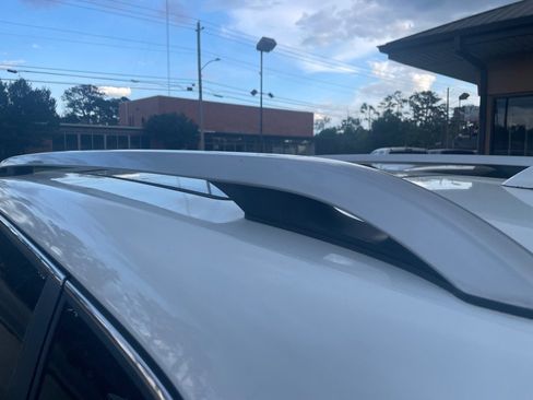 Used 2017 Jeep Cherokee Overland FWD image 12