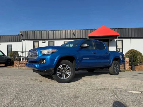 Used 2016 Toyota Tacoma TRD Sport w/ Towing Package RWD image 3