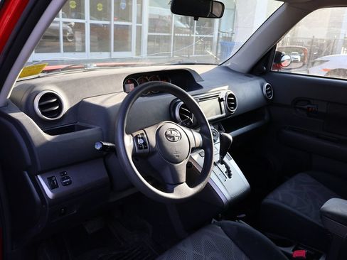 Used 2013 Scion xB FWD image 9