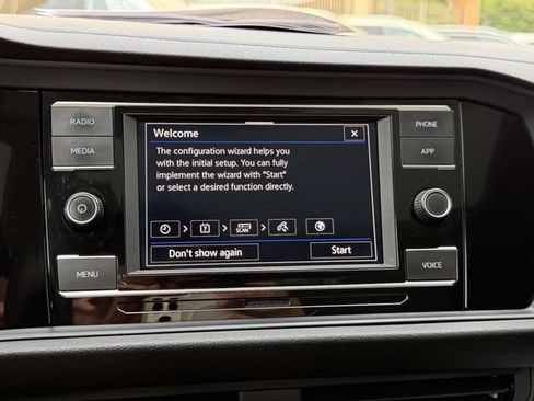 Certified 2023 Volkswagen Jetta SE w/ Panoramic Sunroof Package FWD image 29