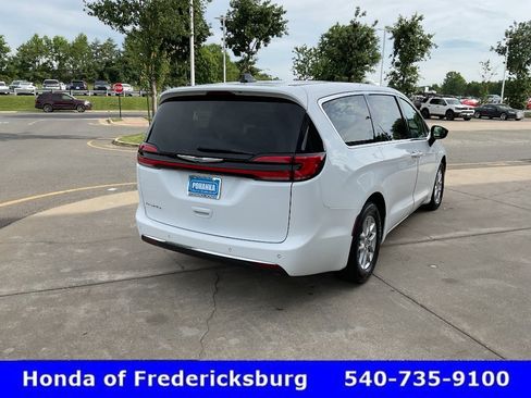 Used 2024 Chrysler Pacifica Touring-L FWD image 6