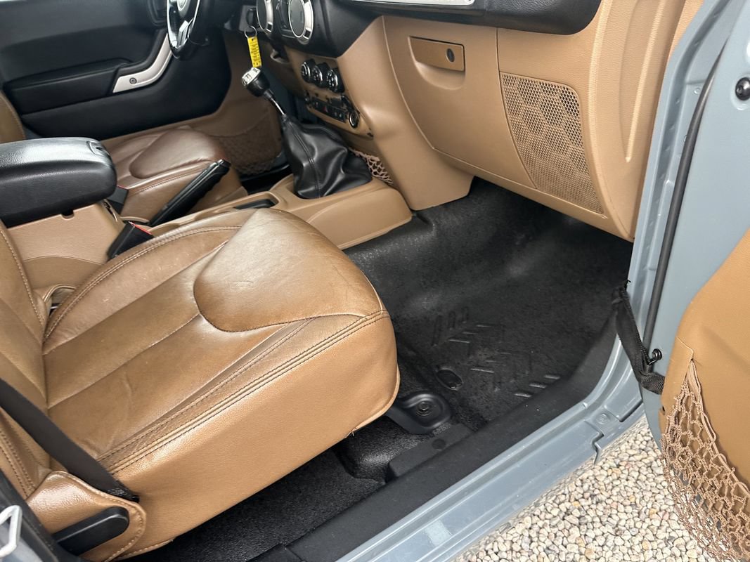 Used 2014 Jeep Wrangler Unlimited Sahara w/ Connectivity Group AWD/4WD image 13