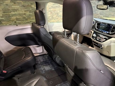 Used 2022 Chrysler Pacifica Touring-L image 33
