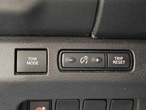 Used 2022 Nissan Frontier PRO-4X w/ Technology Package AWD/4WD image 17