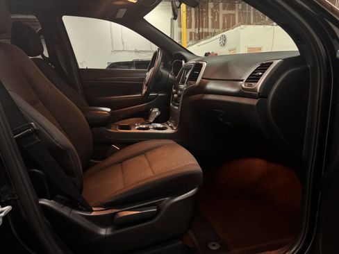 Used 2019 Jeep Grand Cherokee Laredo image 13