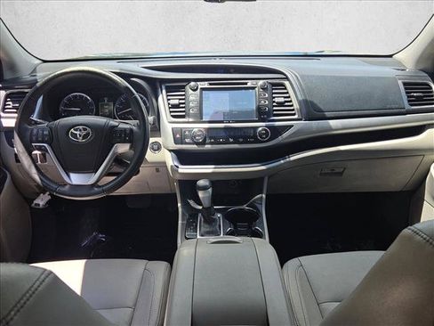 Used 2014 Toyota Highlander XLE AWD/4WD image 19