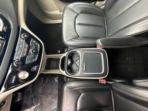Used 2023 Chrysler Pacifica Touring-L FWD image 15