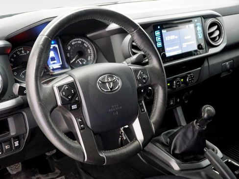 Used 2018 Toyota Tacoma TRD Sport AWD/4WD image 14