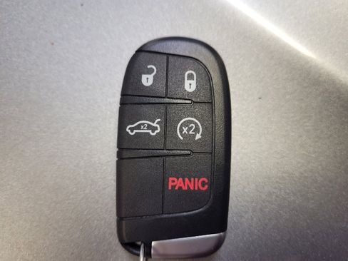 Used 2018 Jeep Compass Latitude FWD image 32