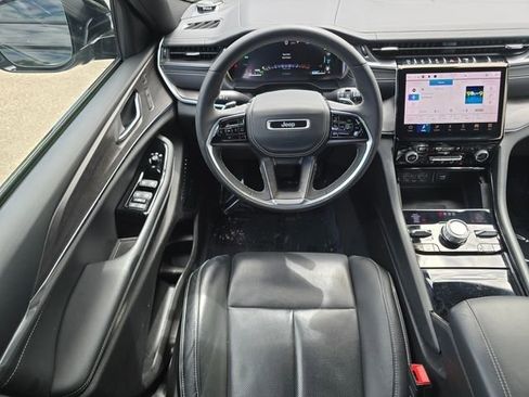 Used 2023 Jeep Grand Cherokee Overland w/ Luxury Tech Group IV AWD/4WD image 3