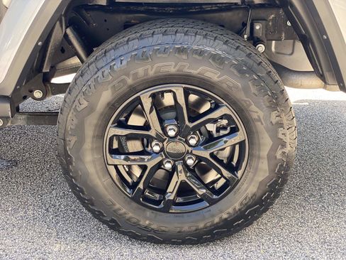 Used 2023 Jeep Gladiator Overland AWD/4WD image 15