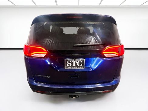 Used 2020 Chrysler Pacifica Touring w/ Advanced Safetytec Group image 5