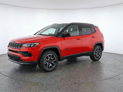 Used 2025 Jeep Compass Trailhawk AWD/4WD image 3