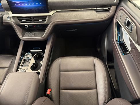 Used 2025 Ford Explorer Platinum w/ LUX Leather Package AWD/4WD image 28
