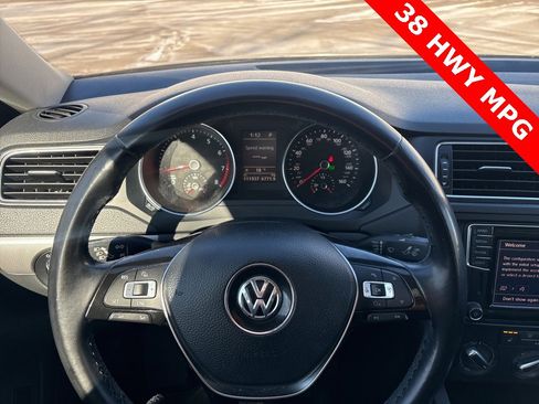 Used 2017 Volkswagen Jetta SE image 16