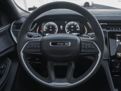 Used 2025 Jeep Grand Cherokee Altitude image 28