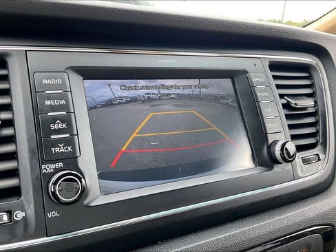 Used 2017 Kia Sedona LX w/ LX Essentials Premium Package FWD image 13