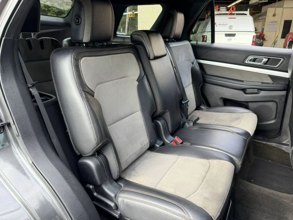 Used 2017 Ford Explorer XLT w/ Equipment Group 202A AWD/4WD image 21