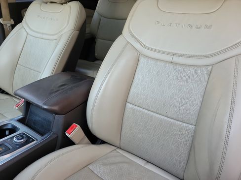 Used 2020 Ford Explorer Platinum w/ Premium Technology Package image 11