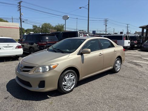 Used 2012 Toyota Corolla LE FWD image 2