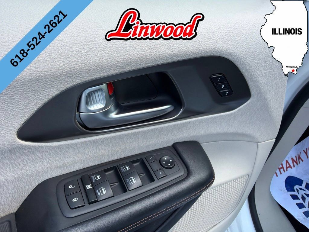 Used 2020 Chrysler Pacifica Touring-L Plus w/ Advanced Safetytec Group FWD image 17