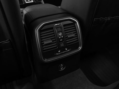 Used 2023 Porsche Macan image 40