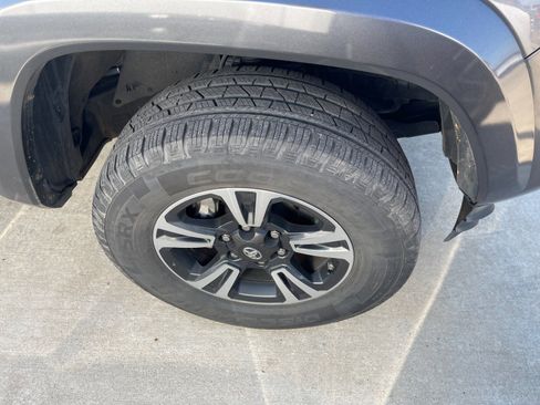 Used 2017 Toyota Tacoma TRD Sport image 7