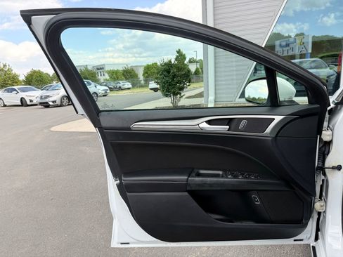 Used 2019 Ford Fusion SE FWD image 11