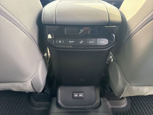 Used 2023 Toyota Highlander XLE image 29