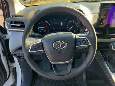 New 2026 Toyota Sienna XLE image 28