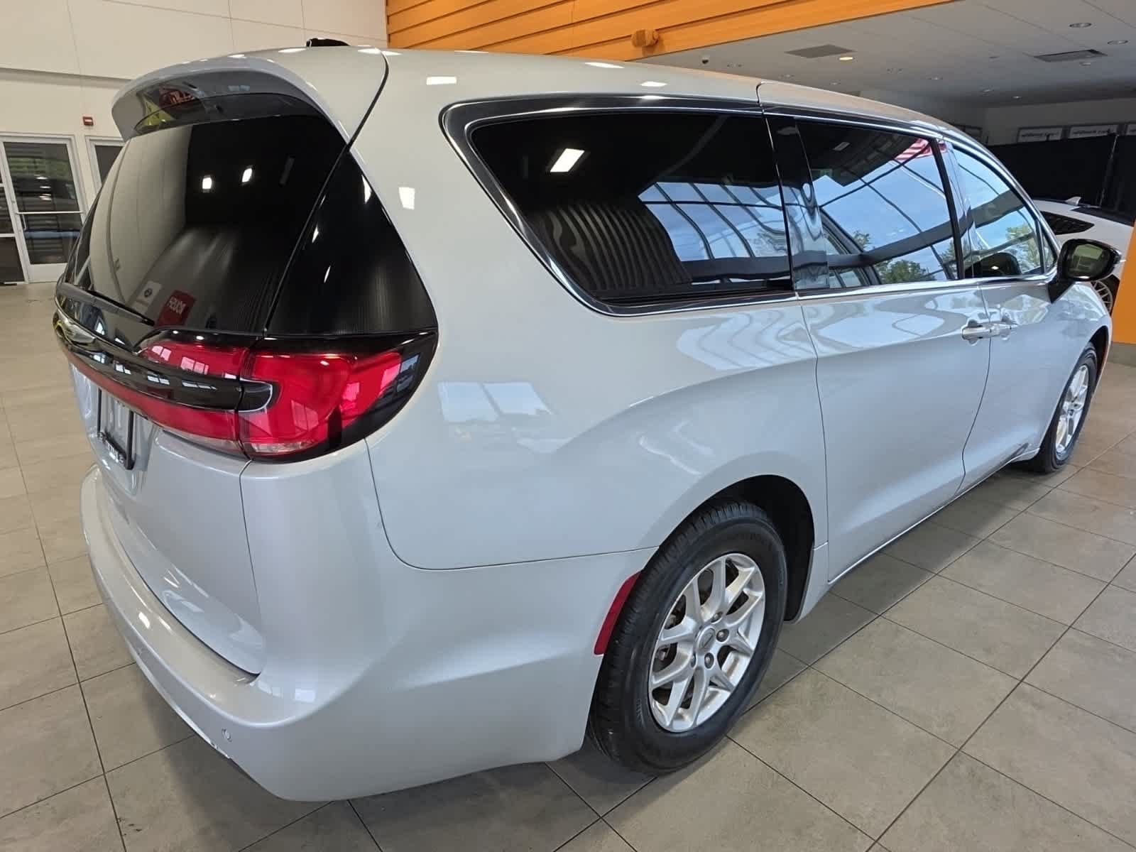 Used 2024 Chrysler Pacifica Touring-L FWD image 7