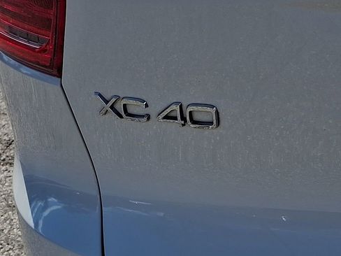 Used 2019 Volvo XC40 T5 Momentum image 31
